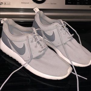 Nike roshes 7 1/2❤️